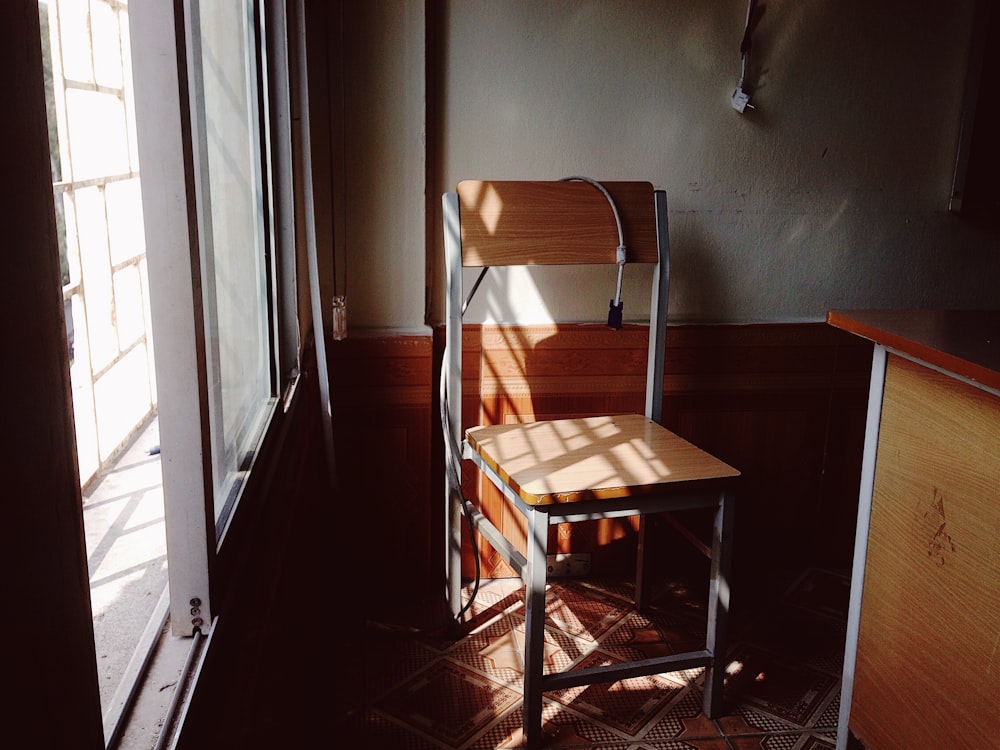 窓際の灰色と茶色の椅子