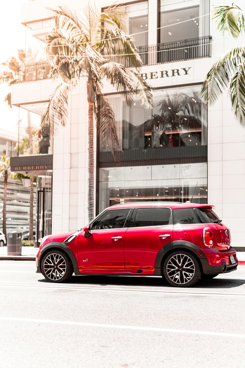 Hatchback rojo de 5 puertas frente al edificio de Burberry