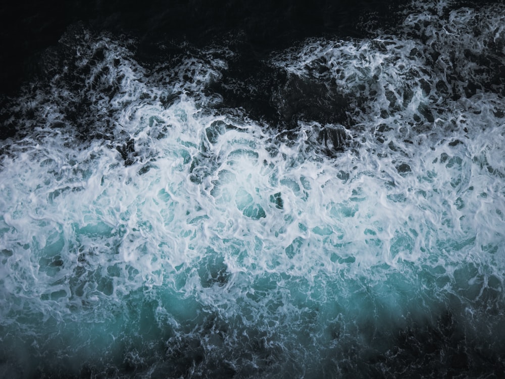 Fotografía de vista aérea de un cuerpo de agua salpicando