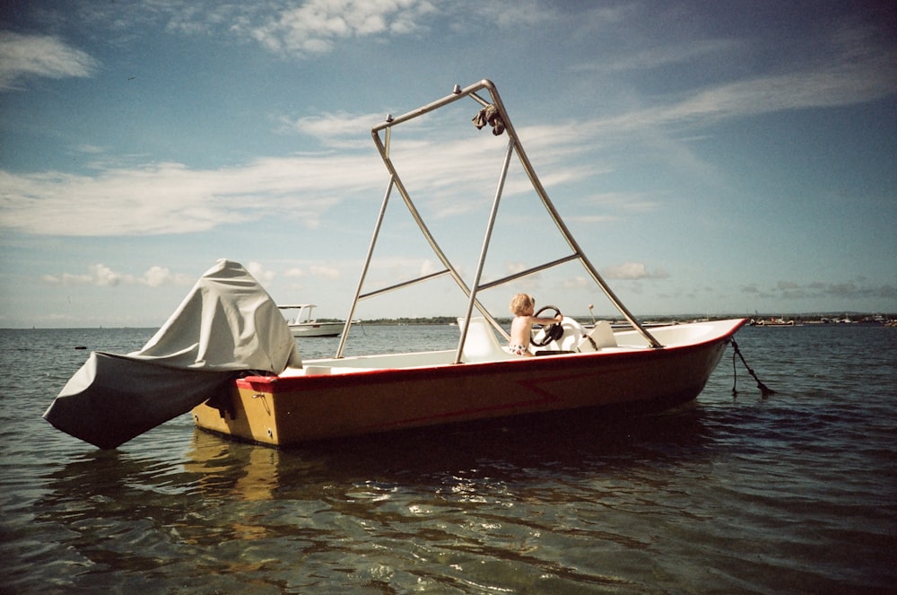 Person, die weißes Motorboot fährt