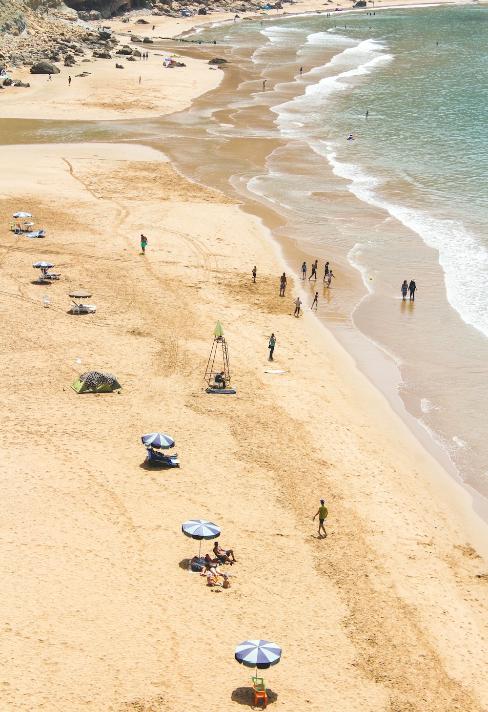 pessoas à beira-mar durante o dia