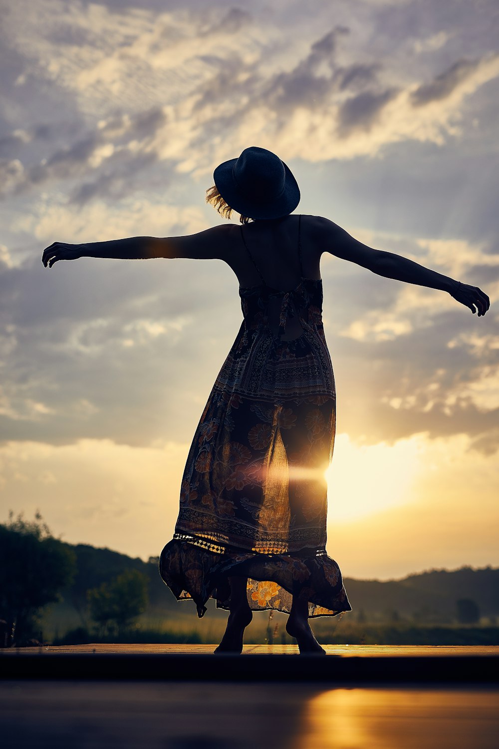 Silhouette einer Frau während des Sonnenuntergangs