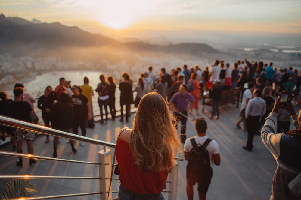 grupo de personas viendo la puesta de sol