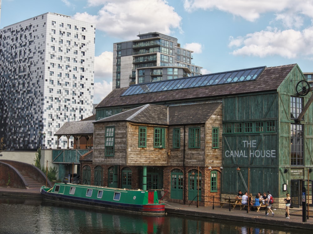 La Canal House vicino all'edificio in cemento