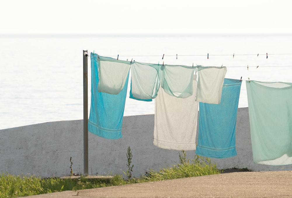 Handtücher hängen an der Wäscheleine