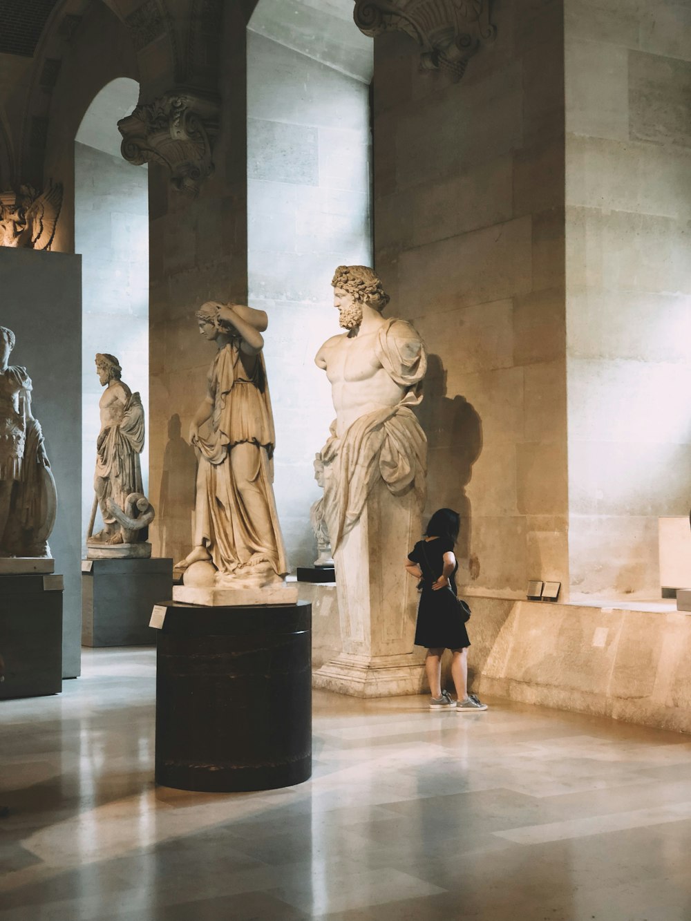 mulher ao lado da estátua