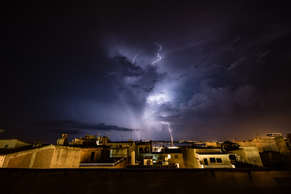 edificio in cemento bianco sotto il fulmine di notte