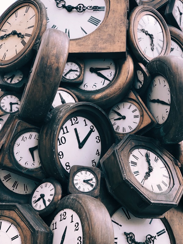 A photo of a bunch of clocks