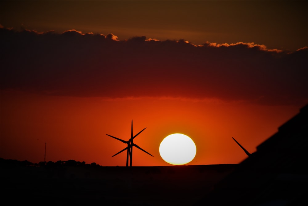 Molino de viento en la hora dorada