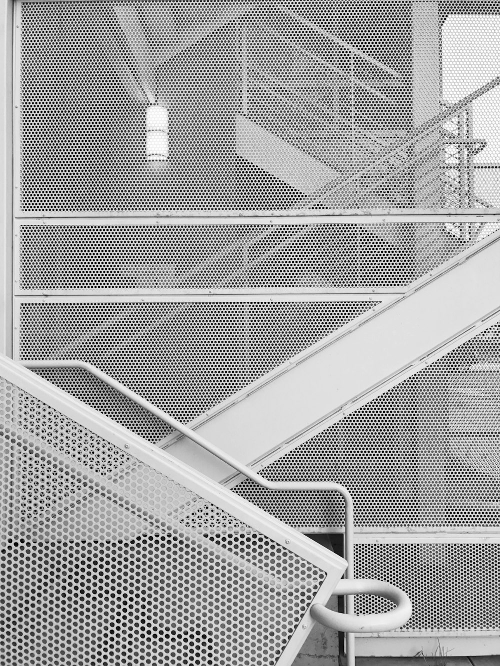 Escada de metal branco durante o dia