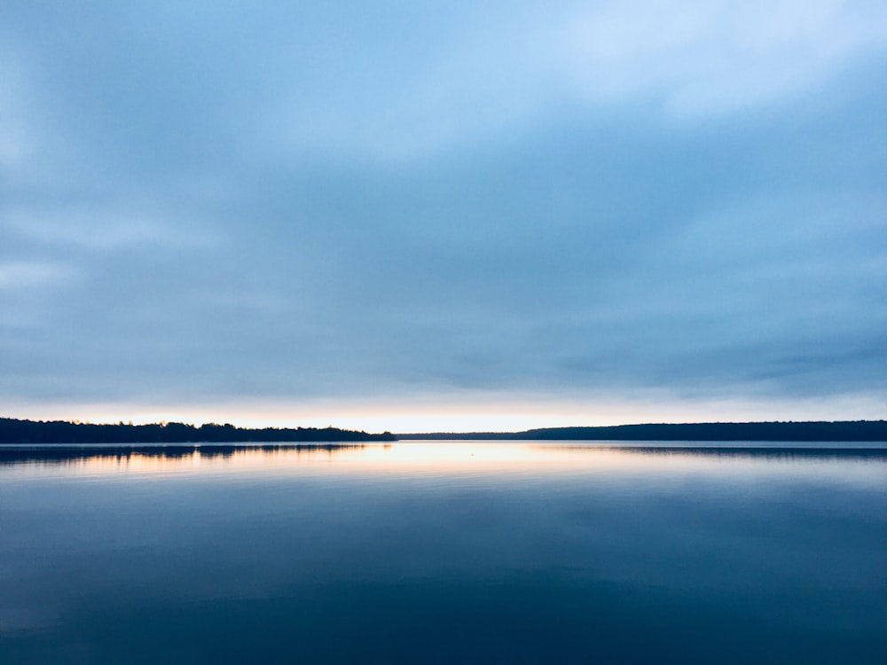 夕日を眺める広い湖