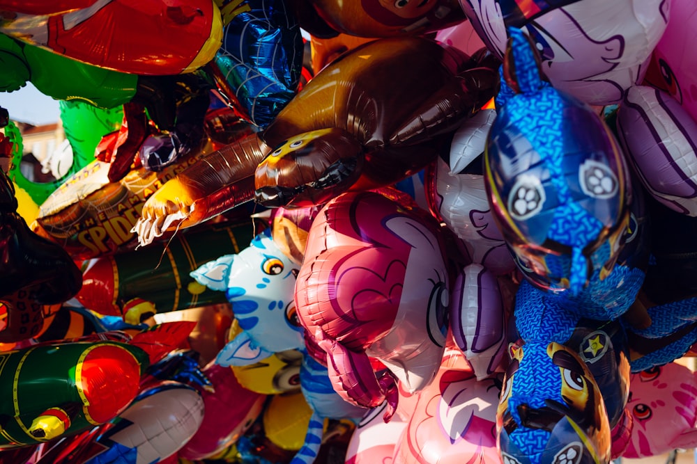 palloncini gonfiabili di colore assortito durante il giorno