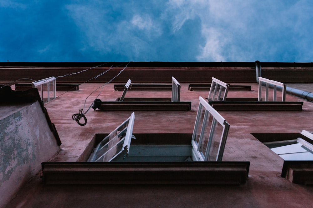 Braunes Betongebäude unter blauem Himmel