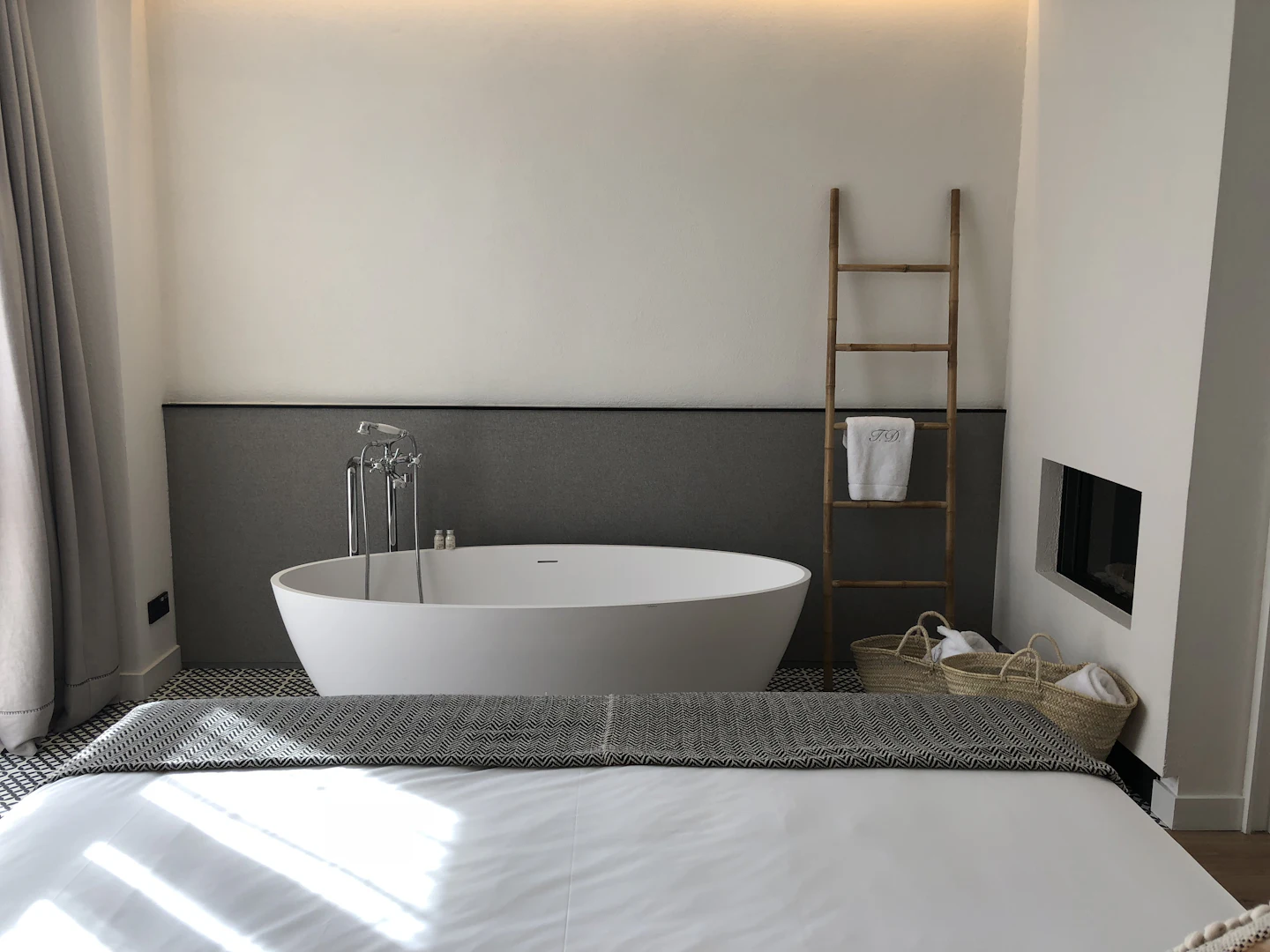 Baignoire îlot dans une salle de bains d'hôtel minimaliste