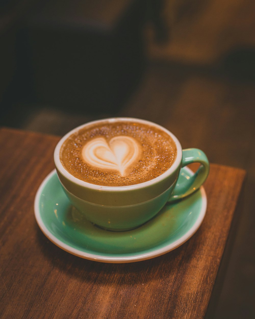 taza verde en platillo