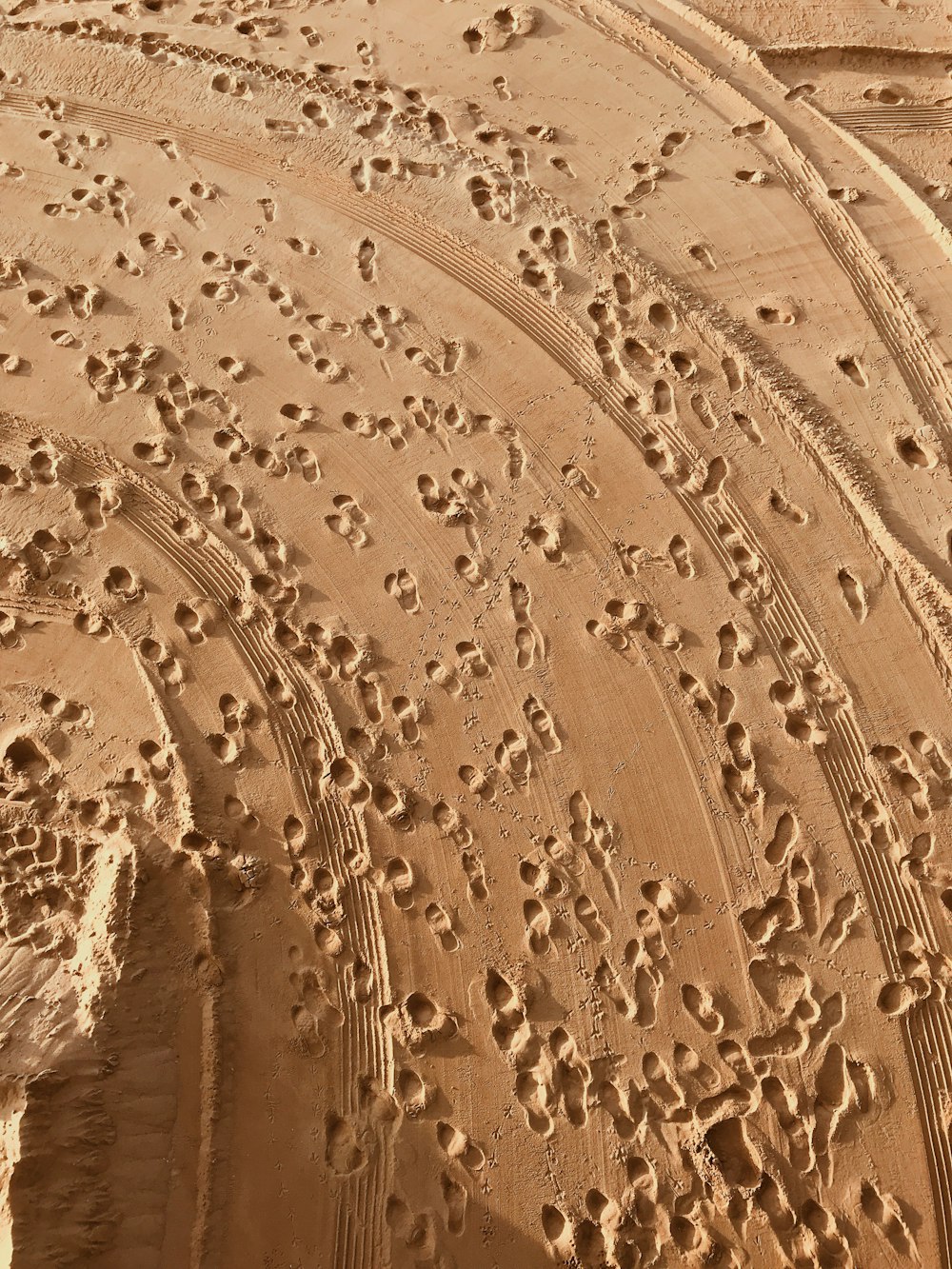 empreintes de pieds sur le sable