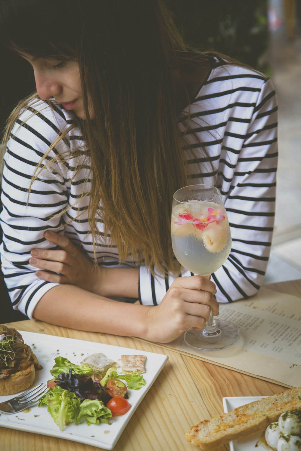 Mujer sosteniendo una copa de vino