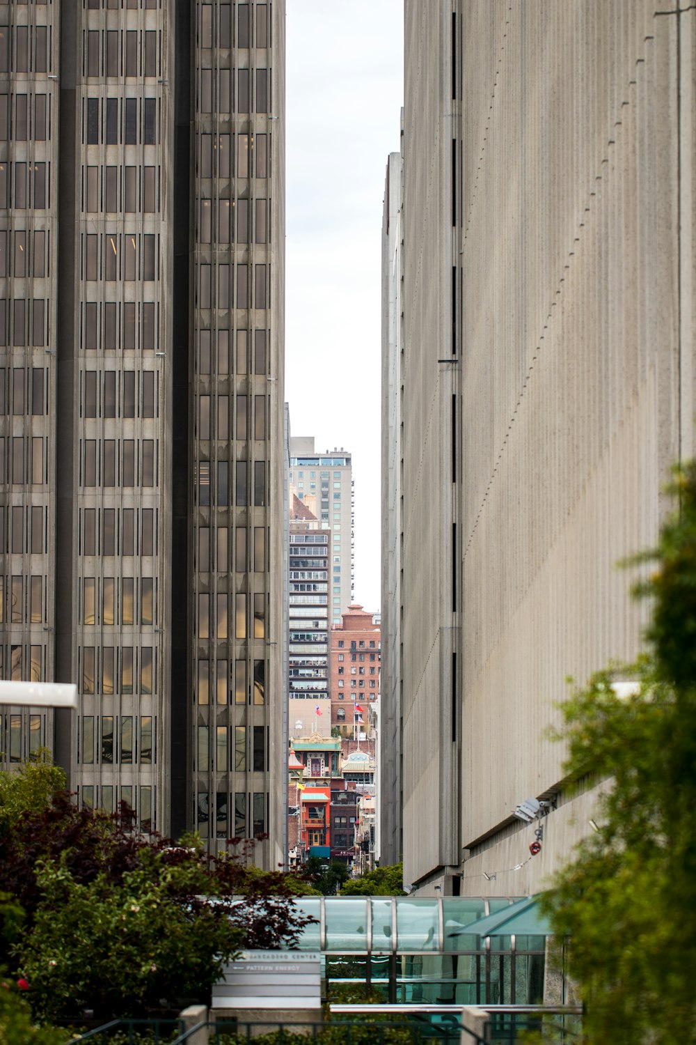 Cruce aéreo entre dos edificios de hormigón gris