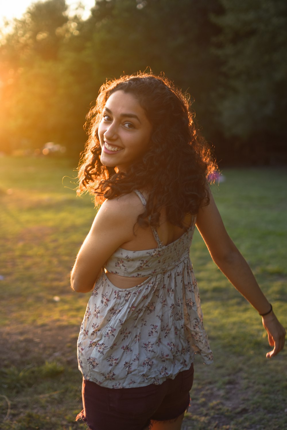 Mujer sonriendo en campo verde