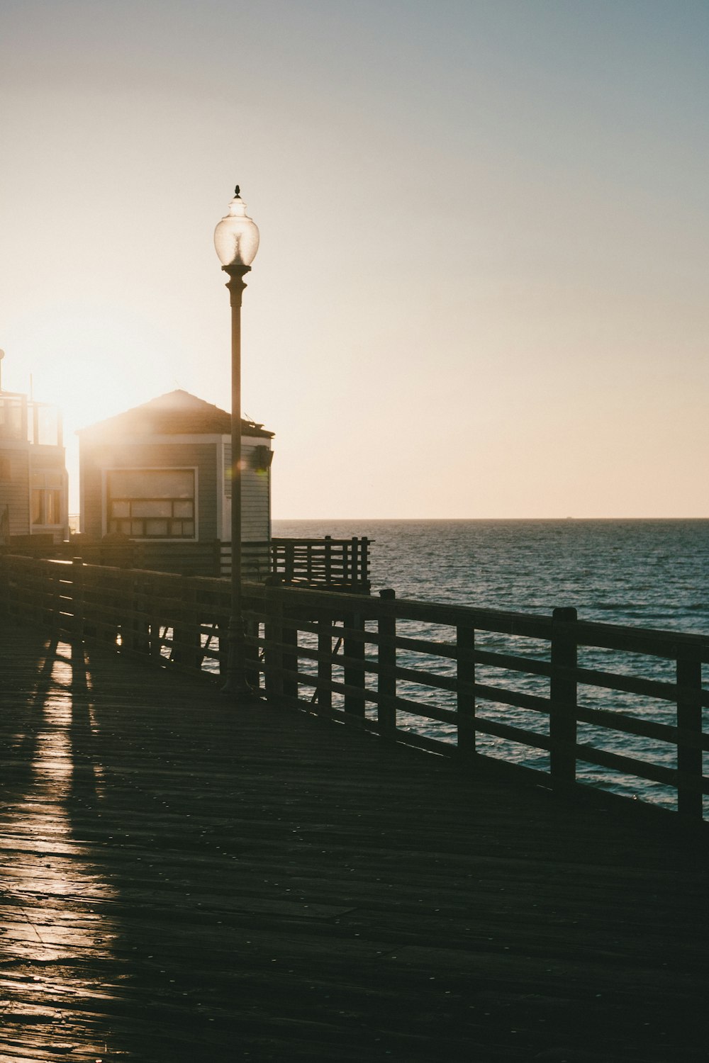 Muelle marrón junto a la masa de agua