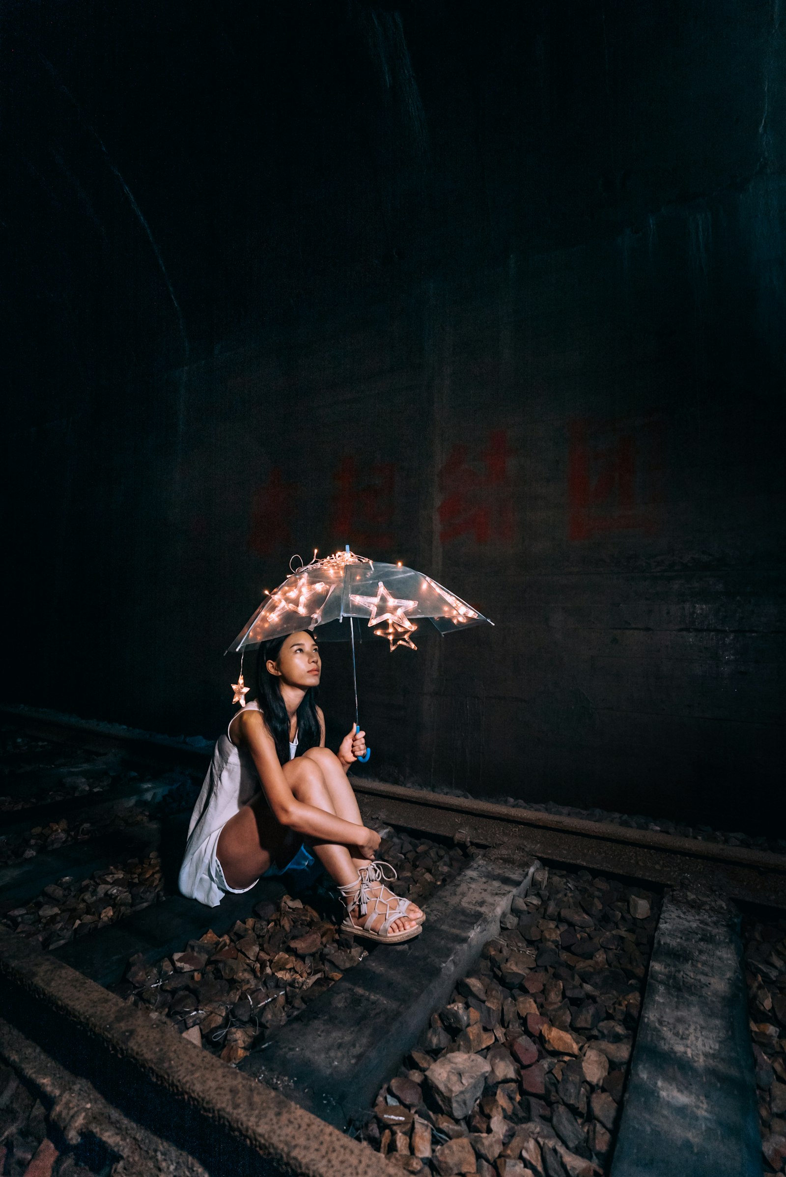 Sony a7S II + Sony Vario-Tessar T* FE 16-35mm F4 ZA OSS sample photo. Woman holding umbrella photography