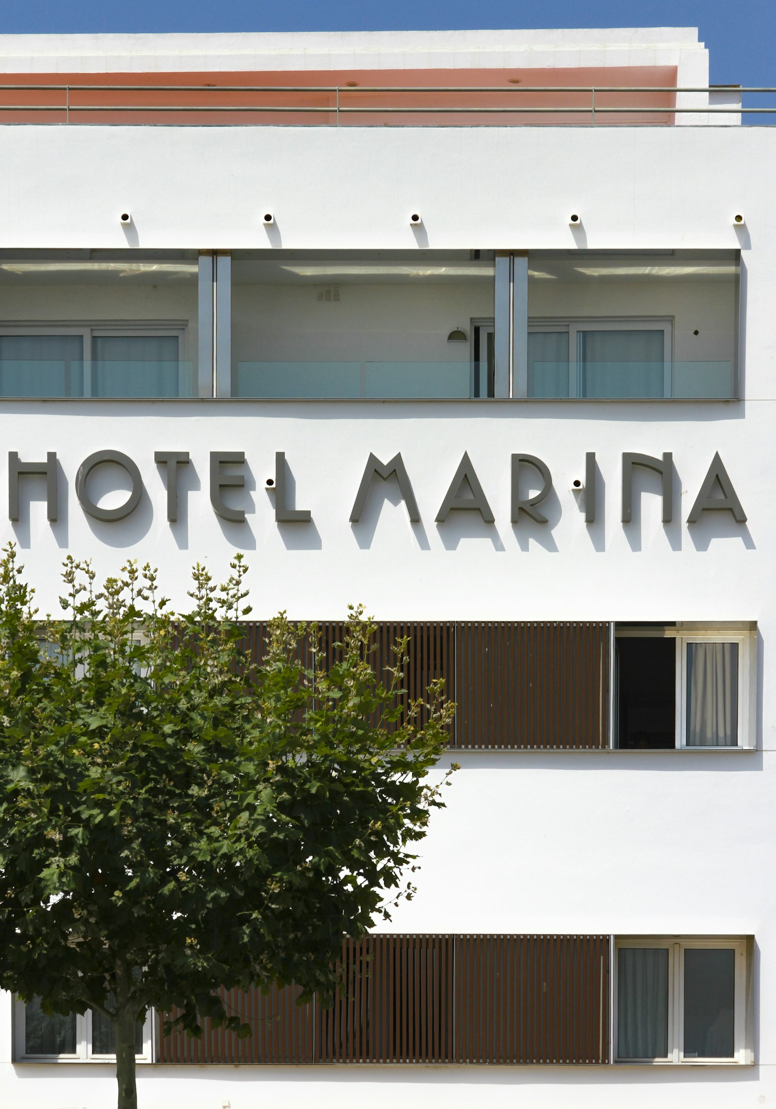 Canon EOS 7D + Canon EF-S 17-85mm F4-5.6 IS USM sample photo. Hotel marina building photography