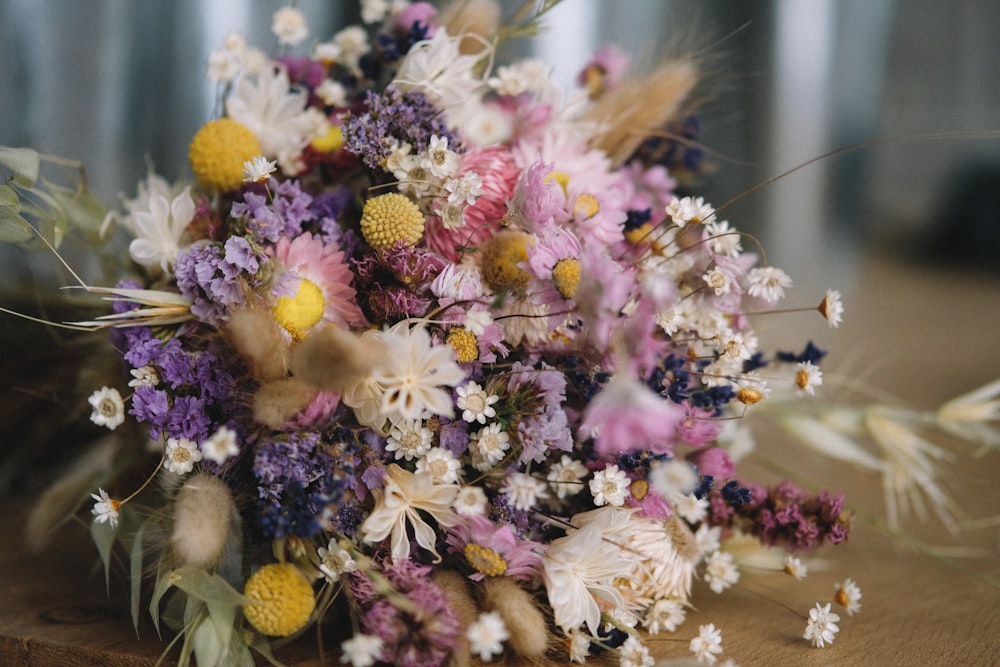 buquê de flores brancas, roxas e rosas pétalas