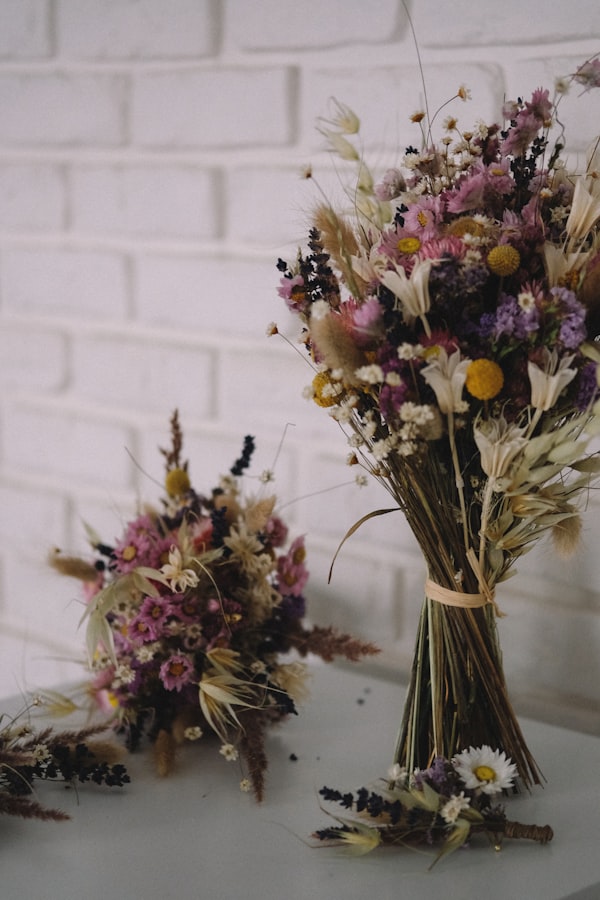 Bouquet con fiori secchi e toni neutri