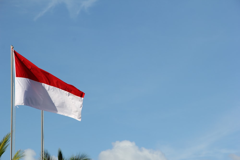bandiera rossa e bianca sotto il cielo blu durante il giorno