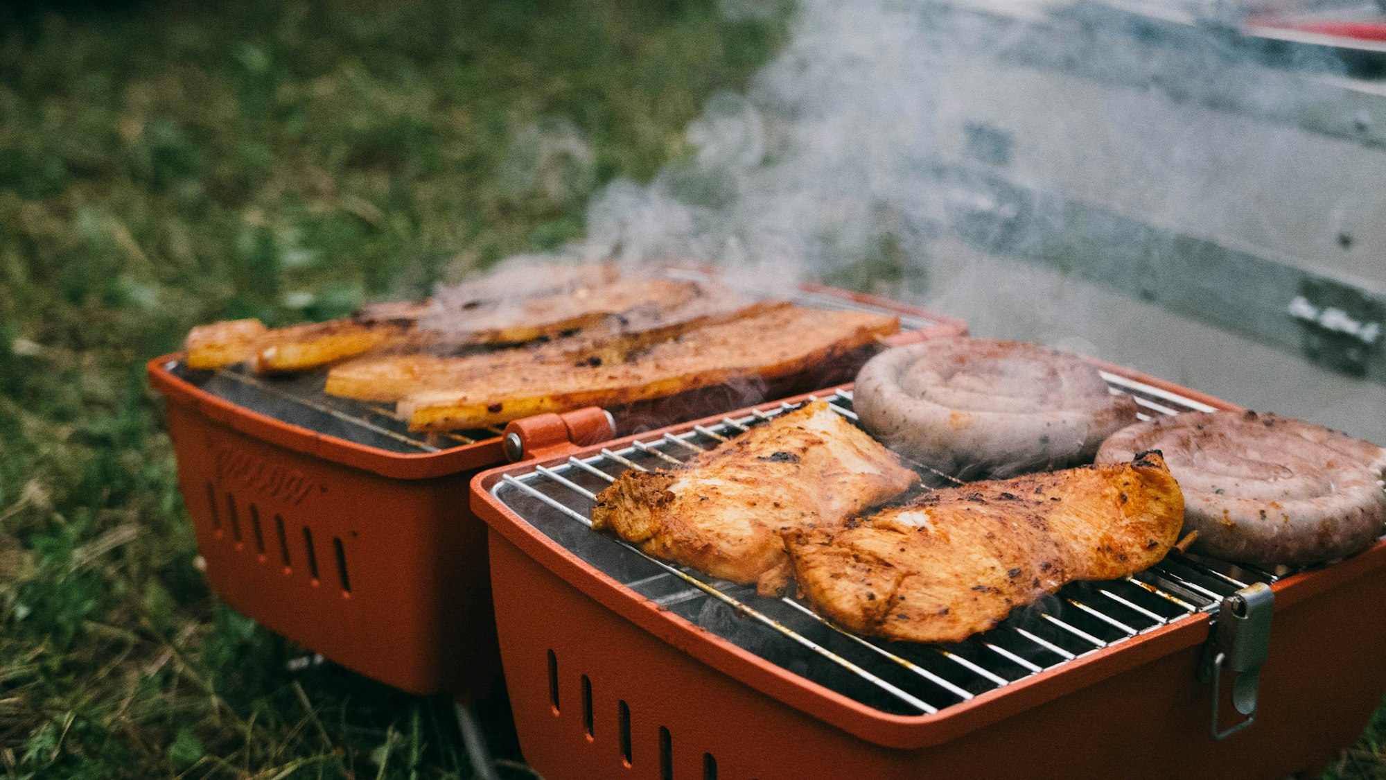 During a weekend, while shooting the German movie Immenhof, we decided to do a crew bbq in some park in Donauwörth. Not knowing how many people would actualy turn up, we where pleasantly surprised that a group of 20 die hard filmmakers came to have a good evening. It turned out to be one of the best nights of the whole shooting period.