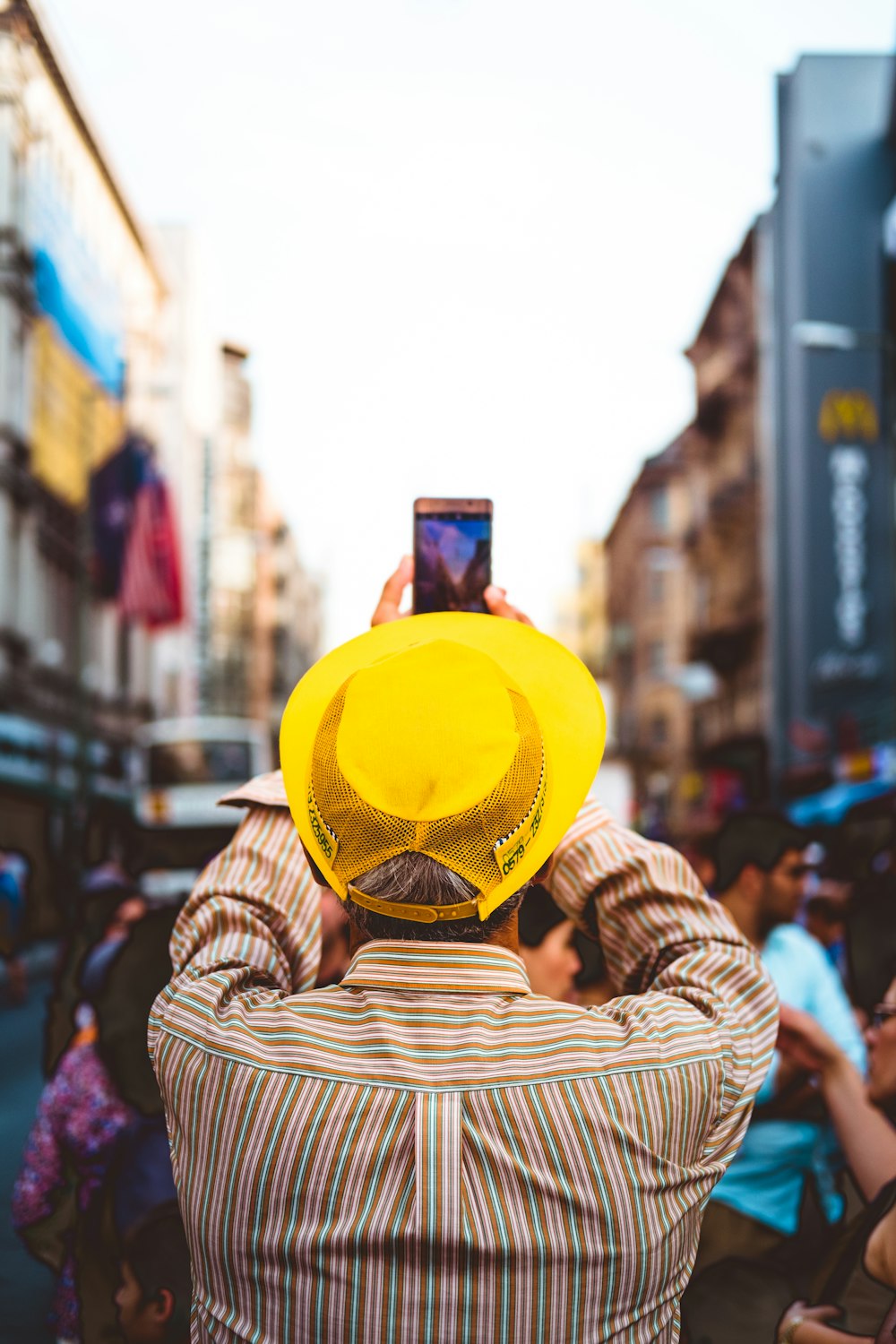 hombre que toma fotos cerca de la gente durante el día