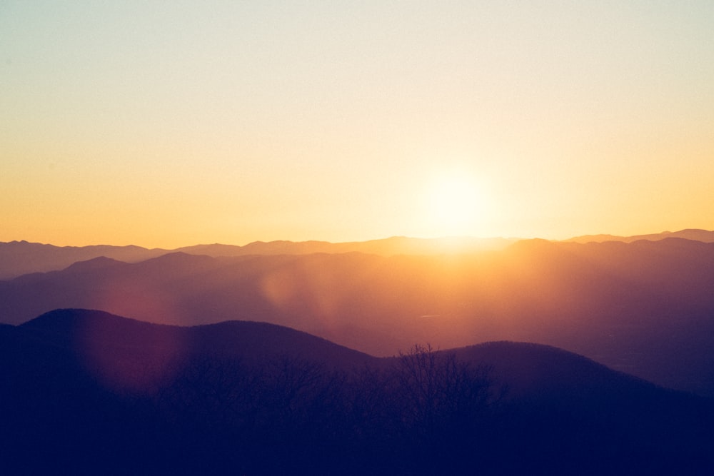 silhouette di montagna all'orizzonte