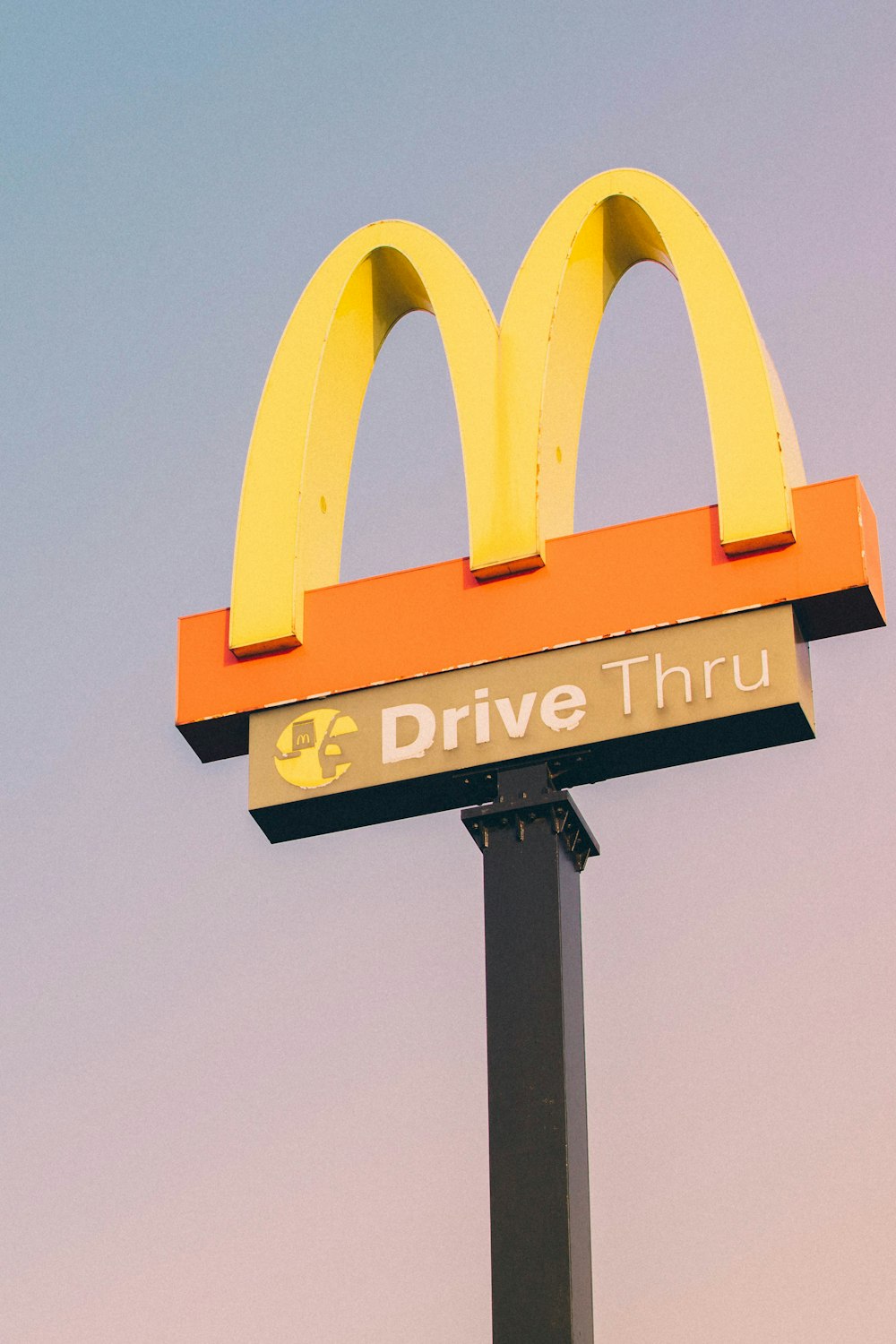 Señalización de la calle con el logotipo de McDonald Drive Thru