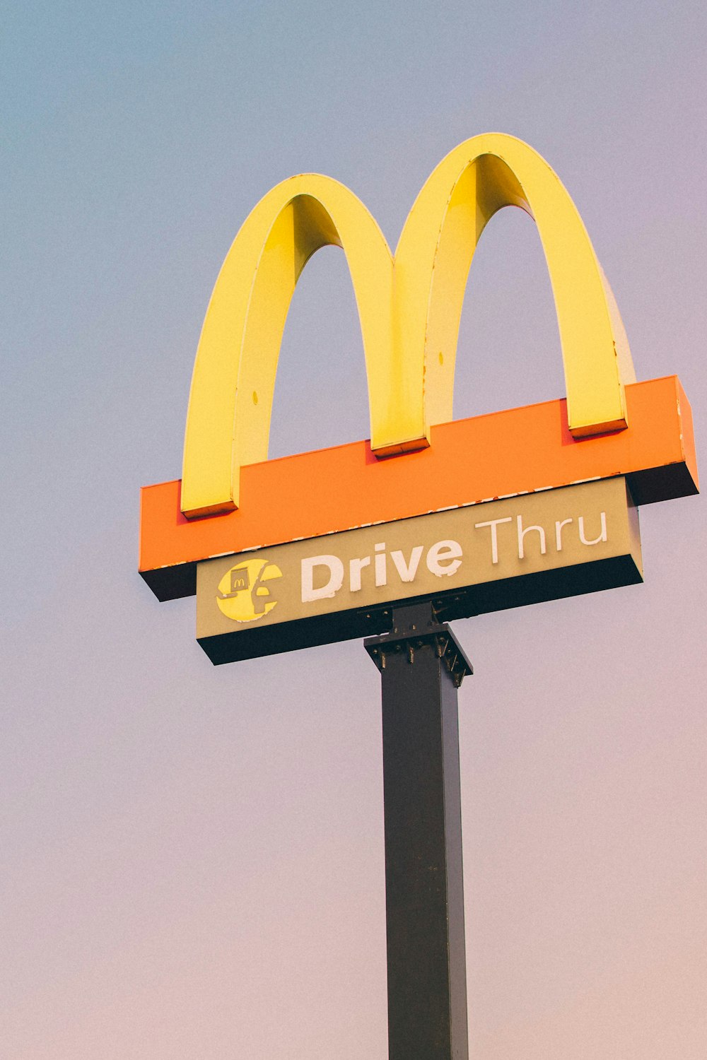 Segnaletica stradale con logo McDonald Drive Thru