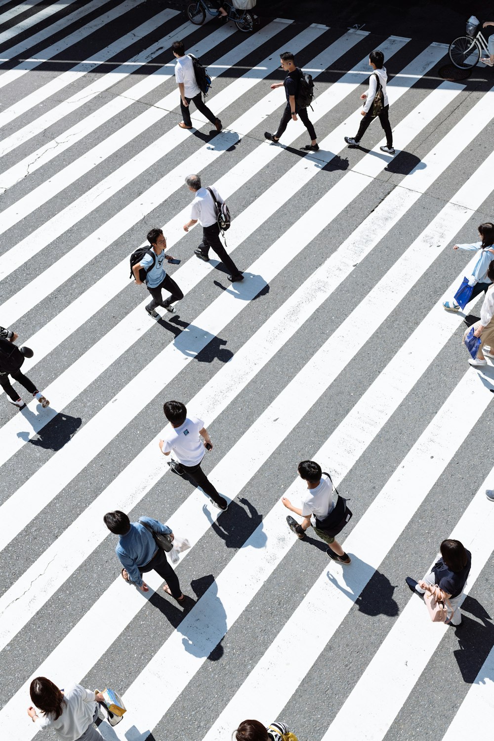 歩行者専用道路を横断する人混み