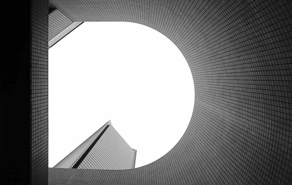 Fotografía de ángulo bajo de un edificio gris de gran altura
