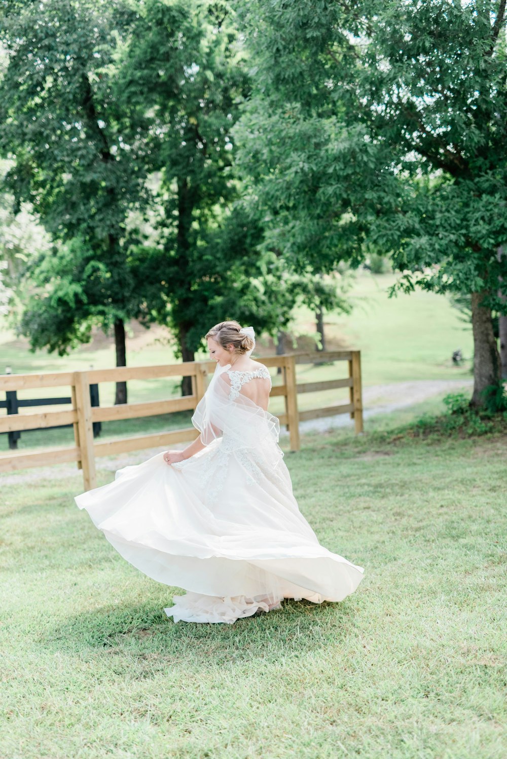 donna che indossa abito da sposa floreale bianco