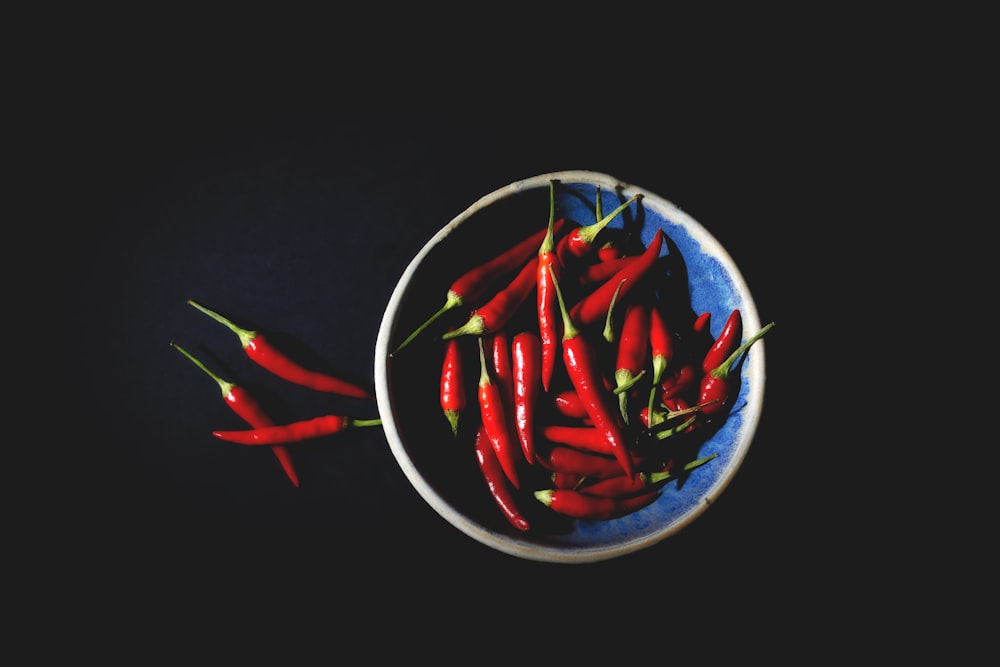 Schale auf roten Chilis