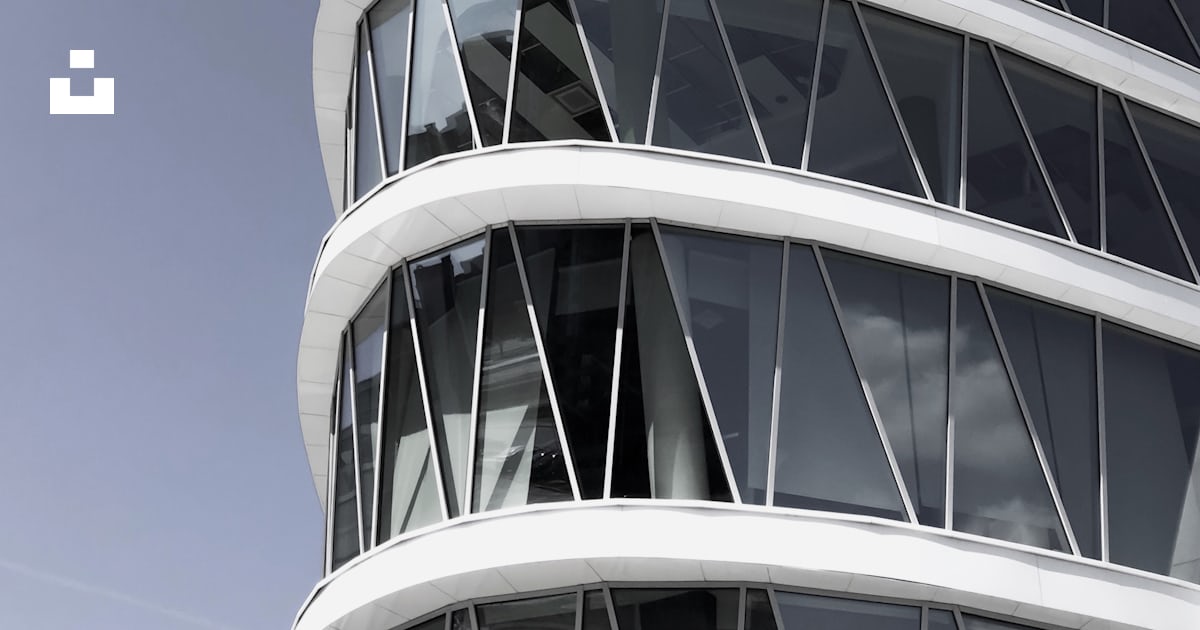 Foto Fotografía arquitectónica de un edificio triangular blanco ...