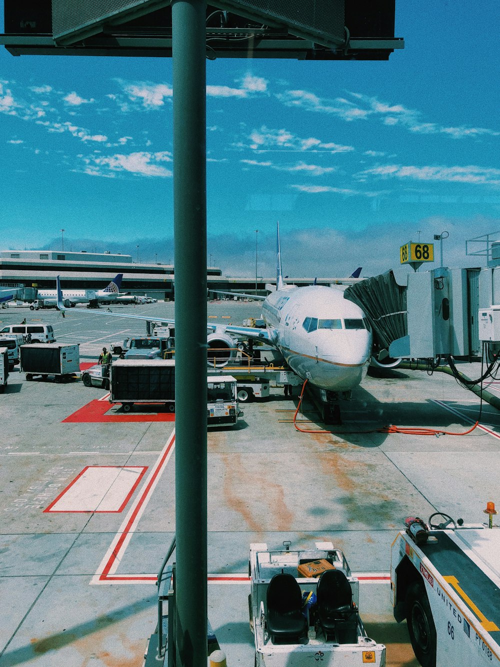 aereo di linea bianco in aeroporto