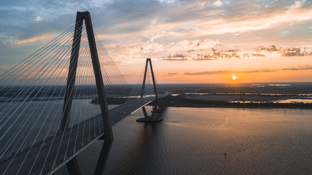 Vue sur le pont à haubans pendant l’heure dorée