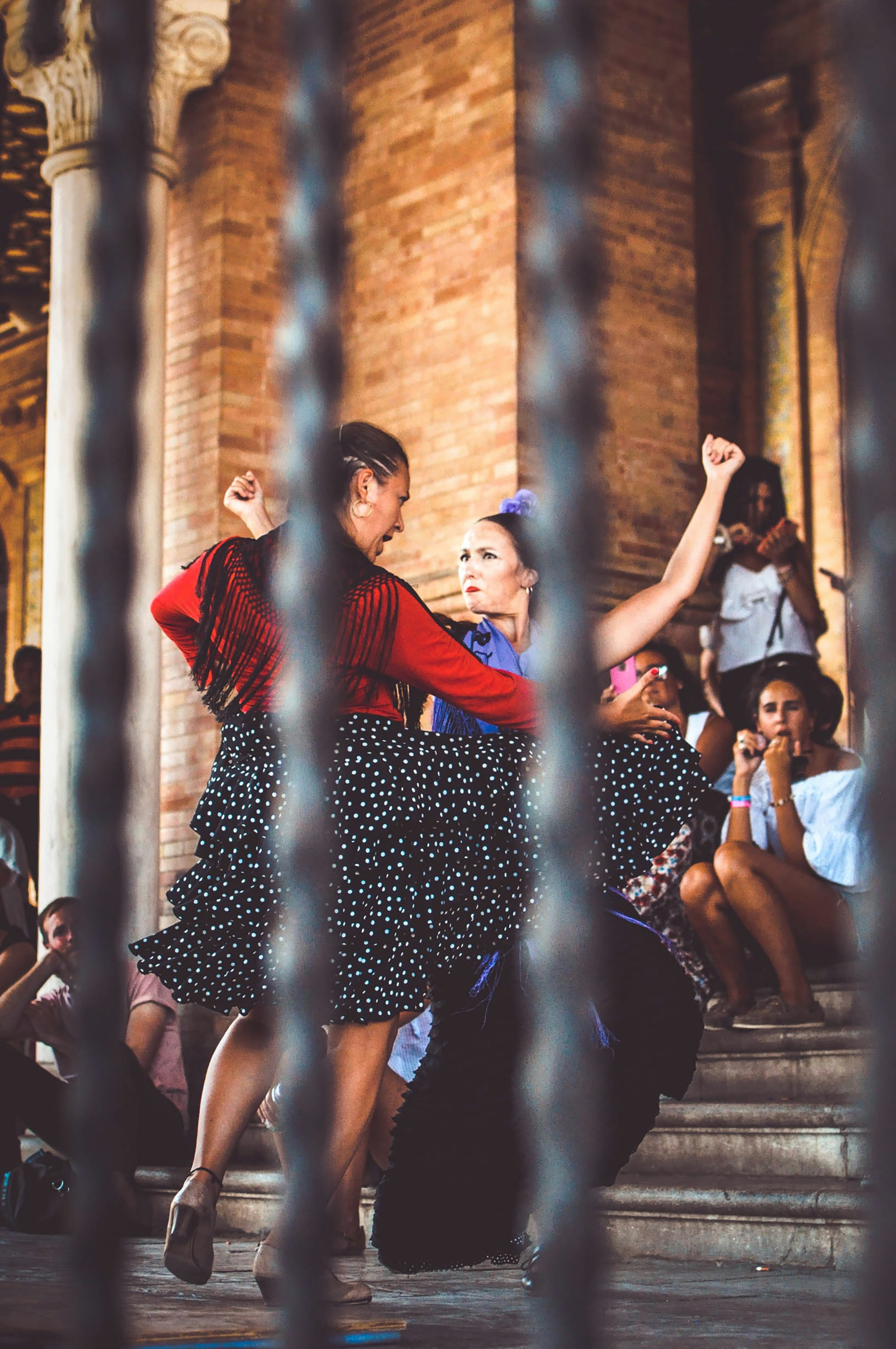 While wondering under the hot sun of Sevilla, I stumbled upon this group of musicians and dancers, under the shadow of the buildings around the Plaza of Espana, making it a heart warming feeling thanks to the music… A musical and dancing stop in time.