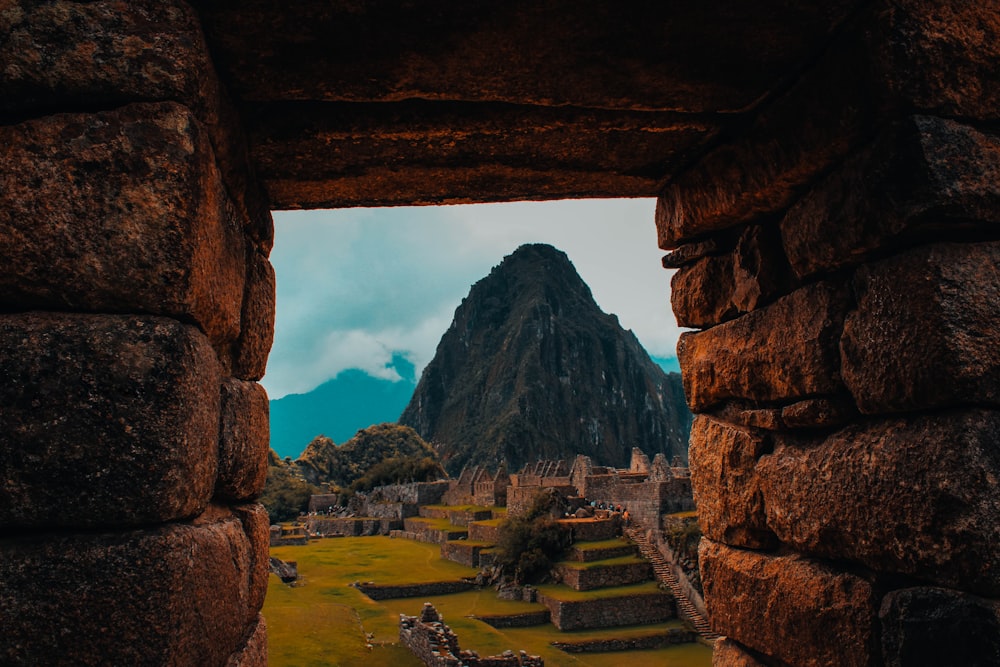 montaña verde bajo el cielo nublado