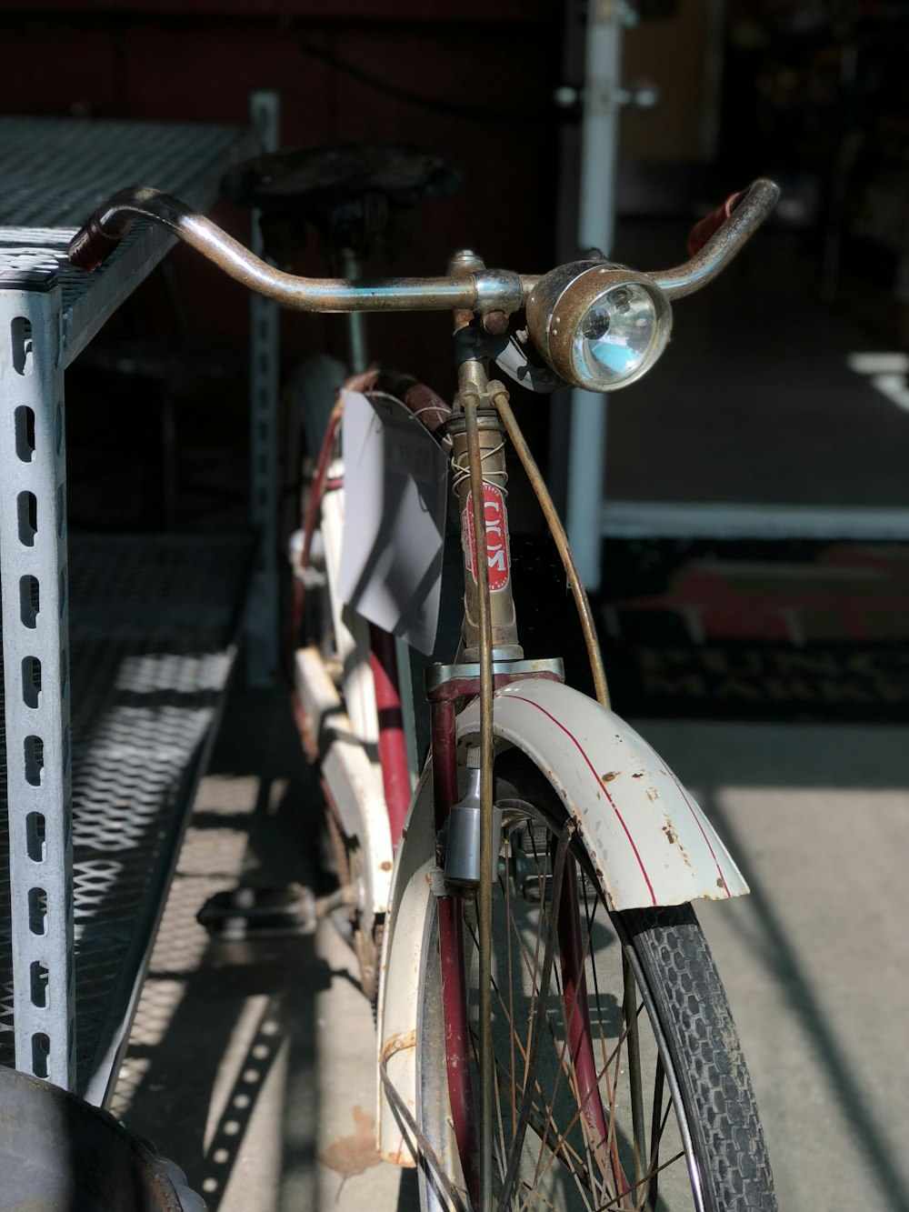 Vélo de croisière marron et gris garé