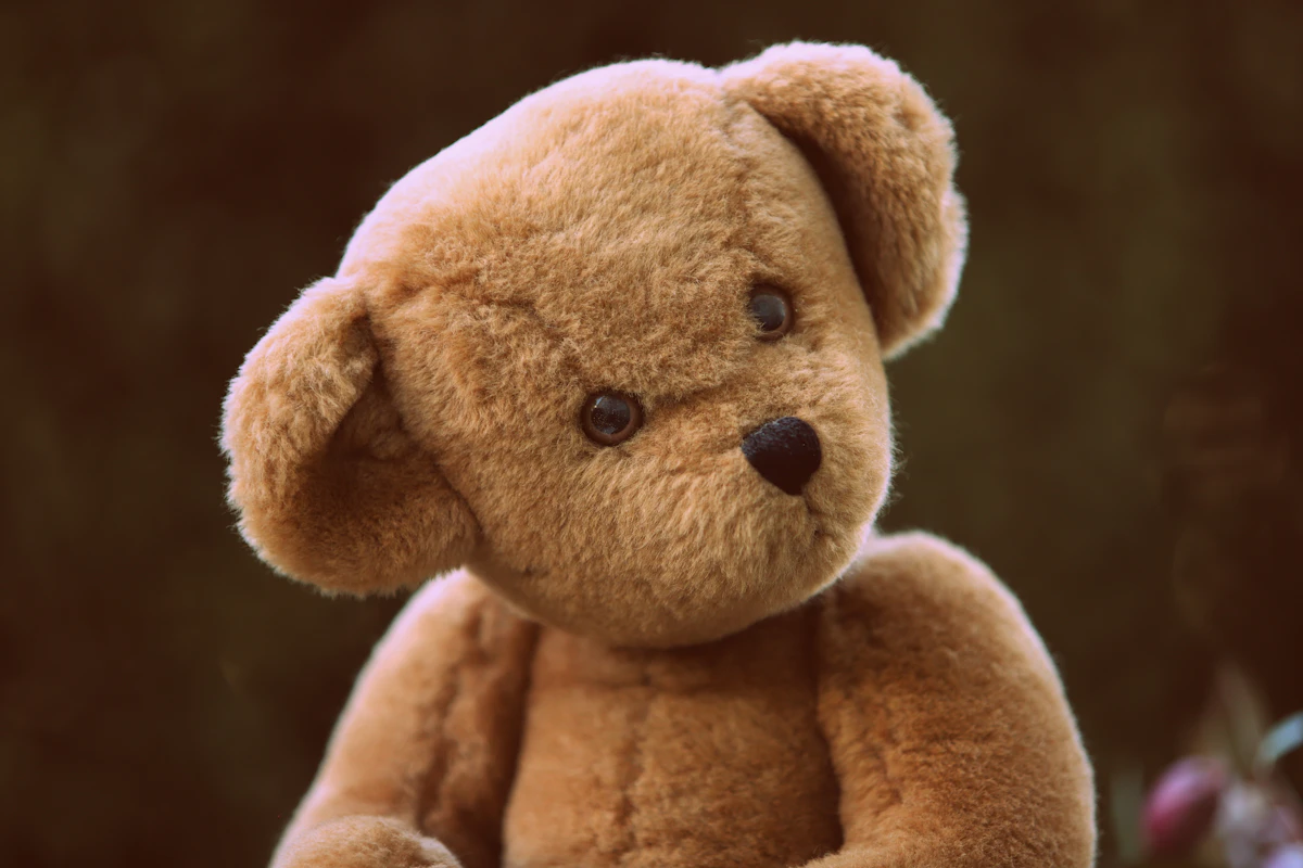 Boneka beruang cokelat buatan tangan tampak termenung