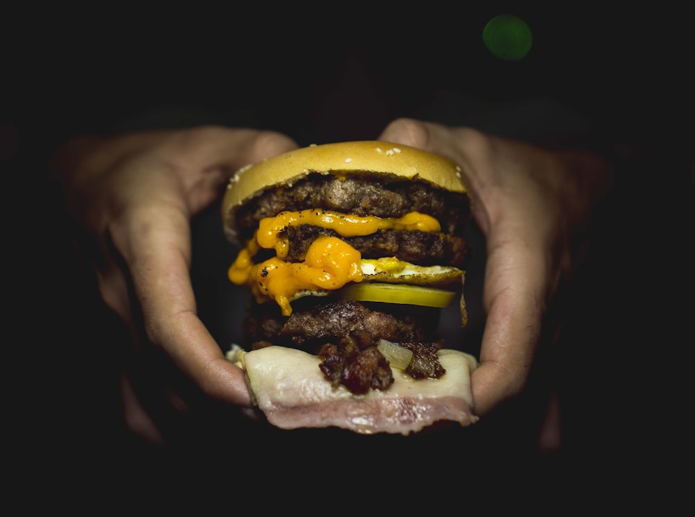 Persona sosteniendo una hamburguesa