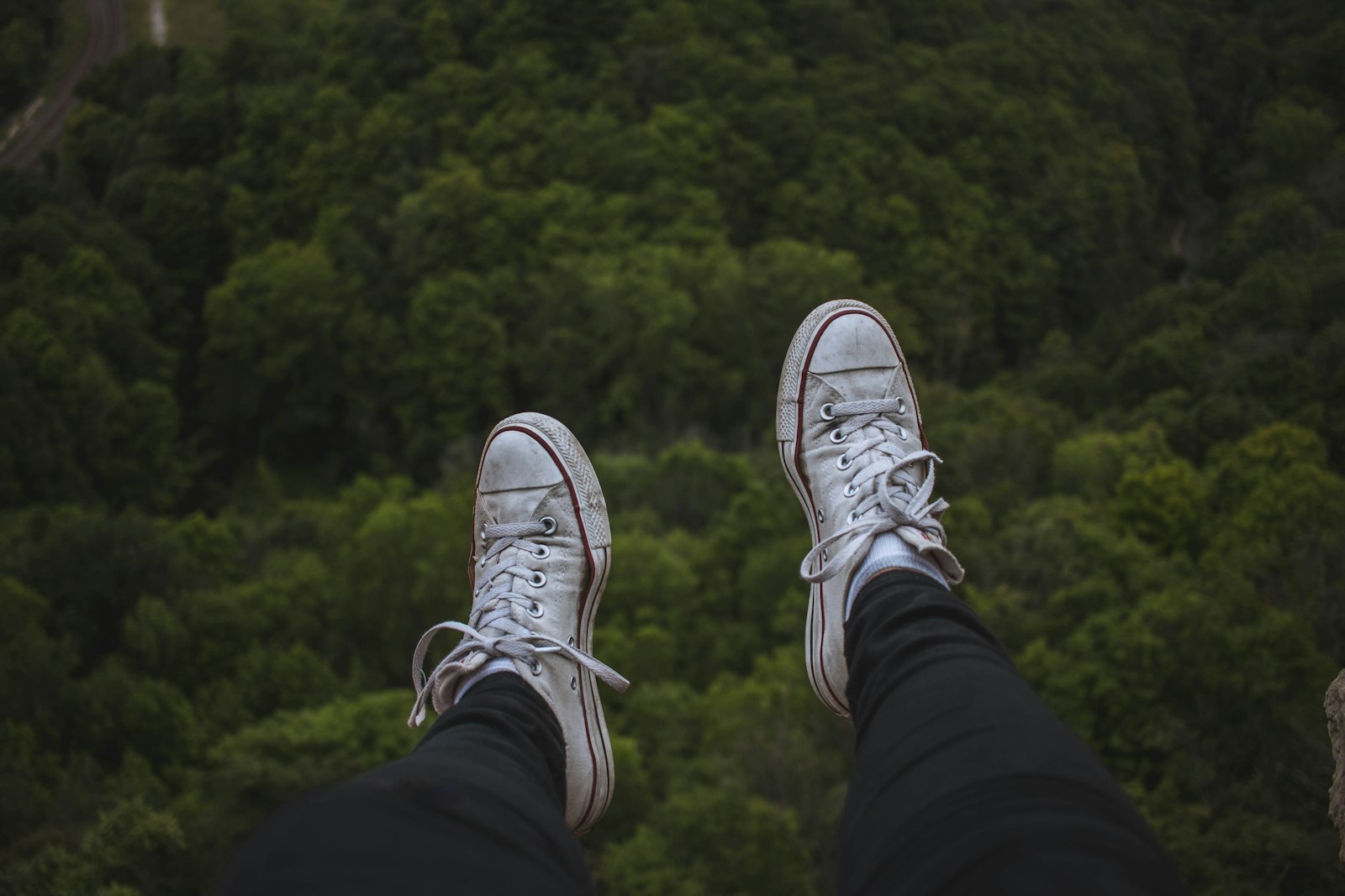 Canon EOS 77D (EOS 9000D / EOS 770D) + Canon EF-S 24mm F2.8 STM sample photo. Person sitting on cliff photography