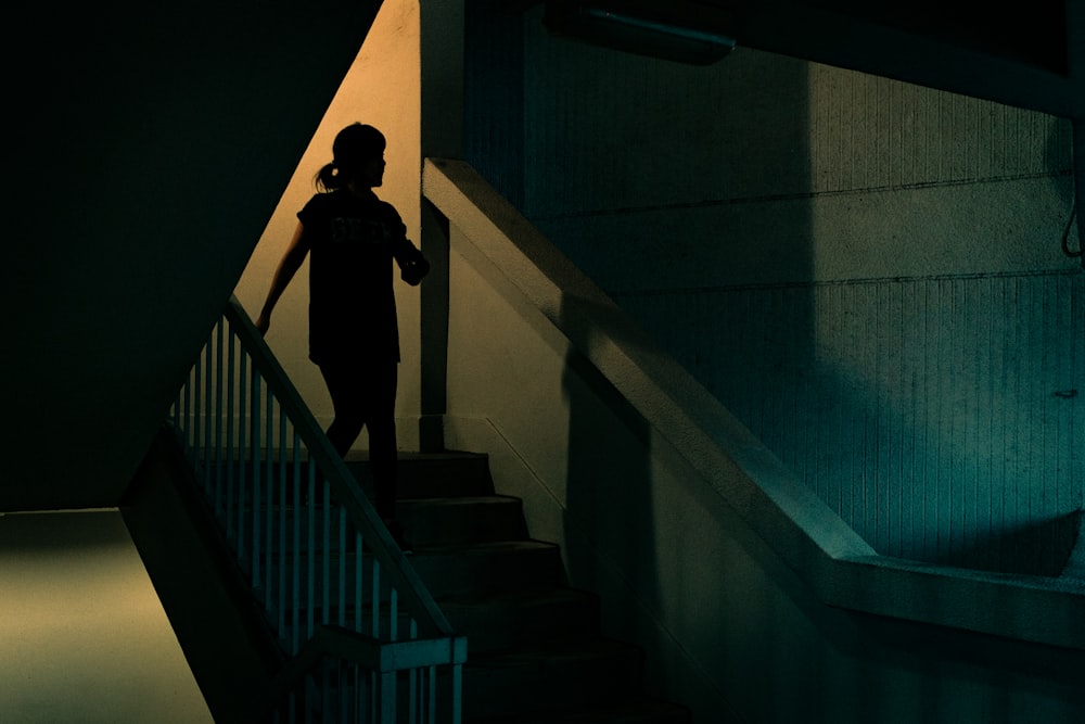 Mujer caminando en escalera