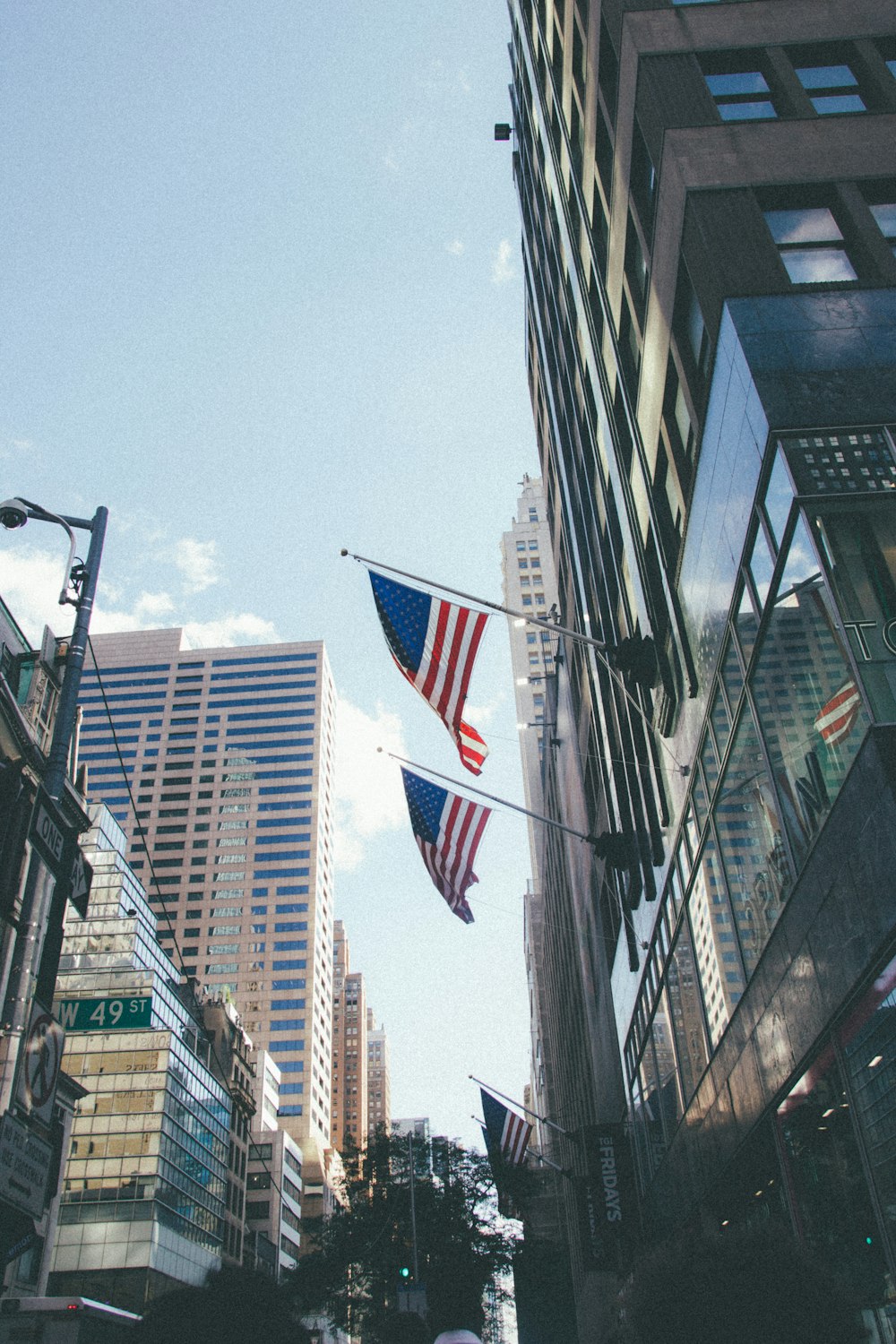 deux drapeaux des États-Unis montés sur le bâtiment