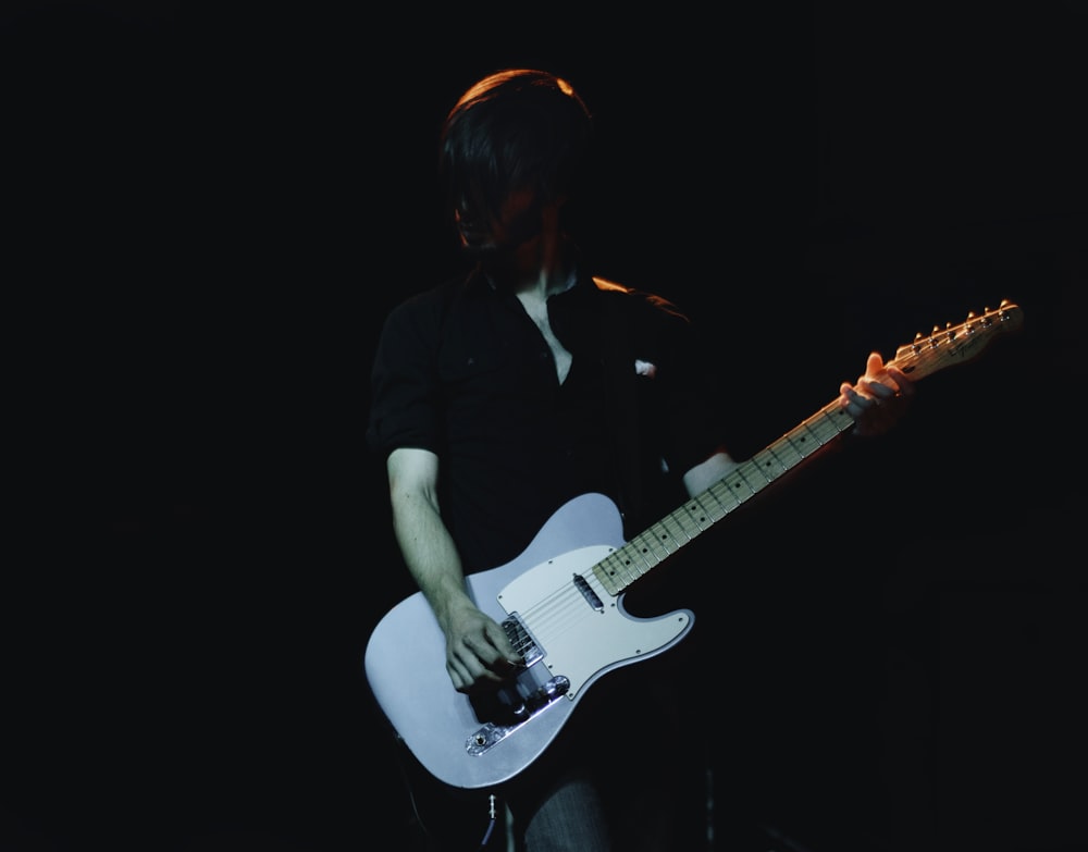 hombre tocando la guitarra